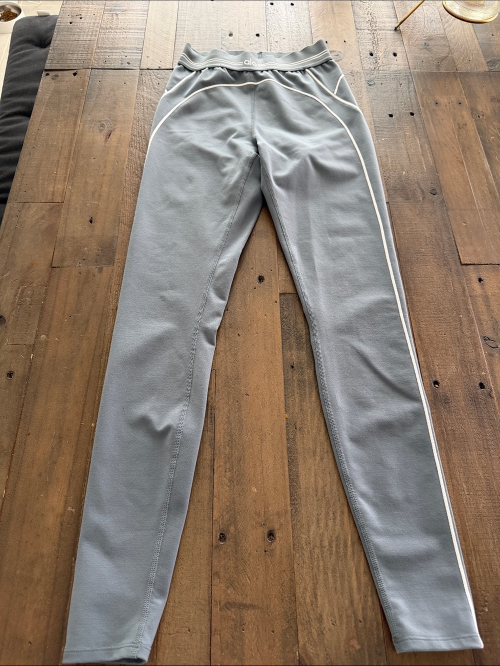 ALO Yoga Heart Throb Light Gray Leggings with White Piping